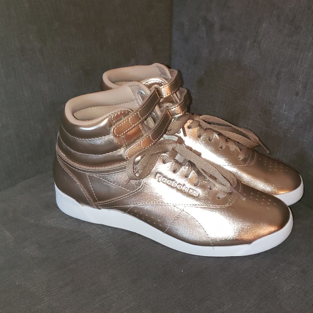 Reebok Classic - Rose Gold Size 7 Sneakers